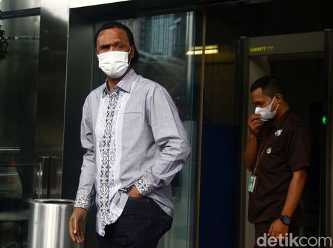 Rosario de Marshall alias Hercules memenuhi panggilan KPK. Ia diperiksa sebagai saksi di kasus suap penanganan perkara di Mahkamah Agung (MA).