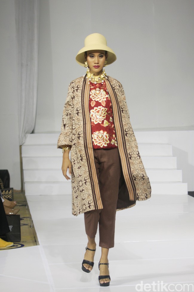Inilah koleksi busana kolaborasi Roemah Kebaya Vielga dengan Batik Minang di Jakarta Fashion Trend 2023. Foto: Mohamamd Abduh/Wolipop.