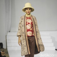 Inilah koleksi busana kolaborasi Roemah Kebaya Vielga dengan Batik Minang di Jakarta Fashion Trend 2023. Foto: Mohamamd Abduh/Wolipop.