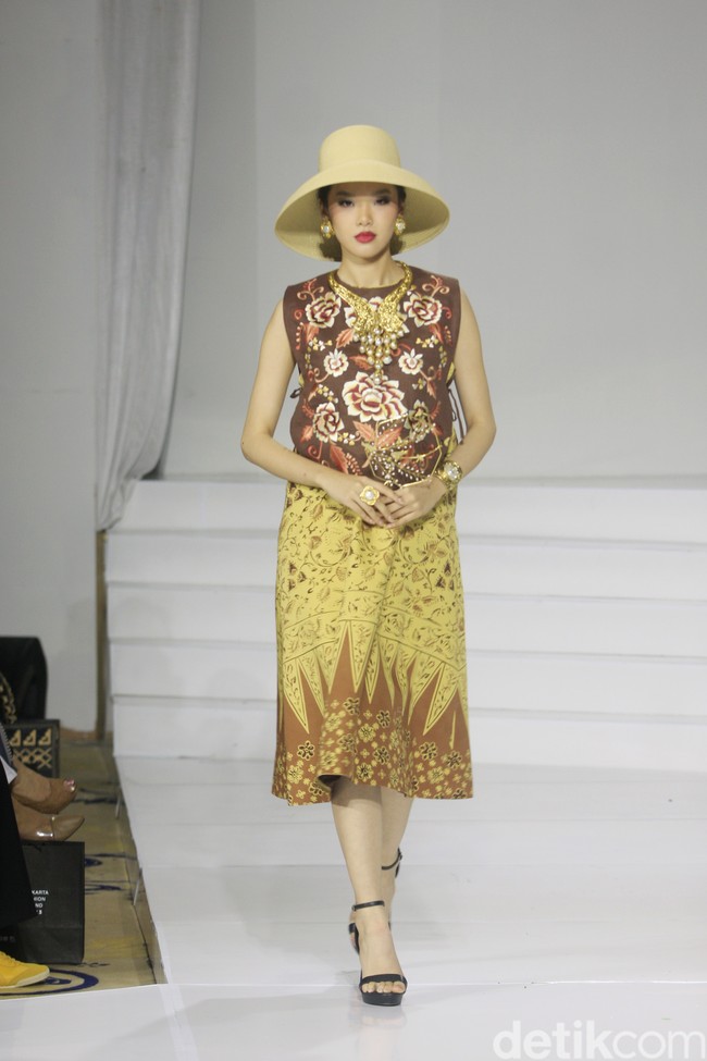 Inilah koleksi busana kolaborasi Roemah Kebaya Vielga dengan Batik Minang di Jakarta Fashion Trend 2023. Foto: Mohamamd Abduh/Wolipop.