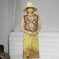 Inilah koleksi busana kolaborasi Roemah Kebaya Vielga dengan Batik Minang di Jakarta Fashion Trend 2023. Foto: Mohamamd Abduh/Wolipop.