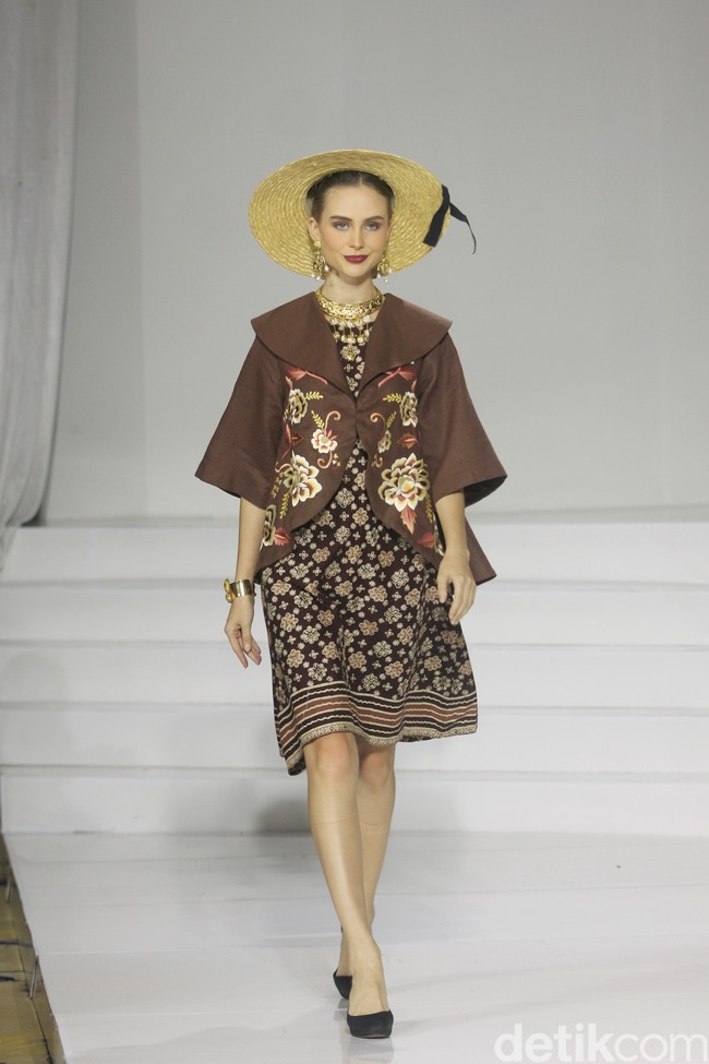Inilah koleksi busana kolaborasi Roemah Kebaya Vielga dengan Batik Minang di Jakarta Fashion Trend 2023. Foto: Mohamamd Abduh/Wolipop.