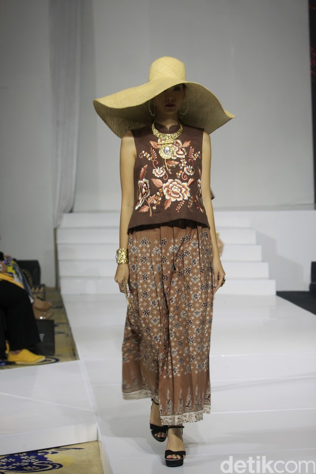 Inilah koleksi busana kolaborasi Roemah Kebaya Vielga dengan Batik Minang di Jakarta Fashion Trend 2023. Foto: Mohamamd Abduh/Wolipop.