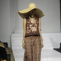 Inilah koleksi busana kolaborasi Roemah Kebaya Vielga dengan Batik Minang di Jakarta Fashion Trend 2023. Foto: Mohamamd Abduh/Wolipop.