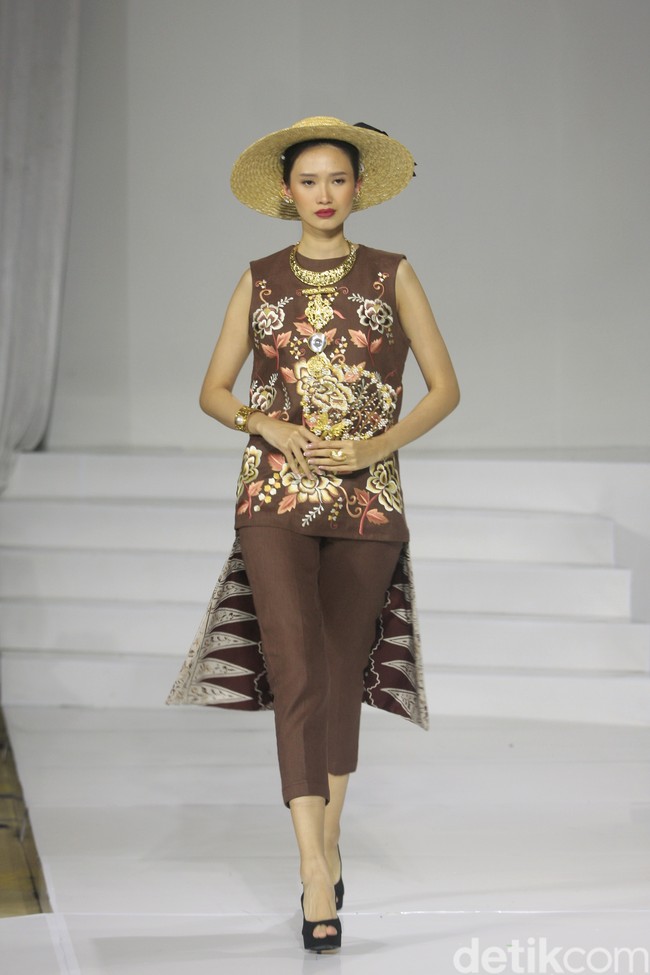 Inilah koleksi busana kolaborasi Roemah Kebaya Vielga dengan Batik Minang di Jakarta Fashion Trend 2023. Foto: Mohamamd Abduh/Wolipop.