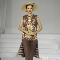 Inilah koleksi busana kolaborasi Roemah Kebaya Vielga dengan Batik Minang di Jakarta Fashion Trend 2023. Foto: Mohamamd Abduh/Wolipop.