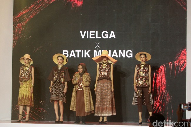 Inilah koleksi busana kolaborasi Roemah Kebaya Vielga dengan Batik Minang di Jakarta Fashion Trend 2023. Foto: Mohamamd Abduh/Wolipop.