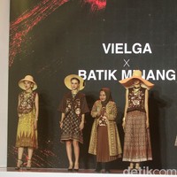 Inilah koleksi busana kolaborasi Roemah Kebaya Vielga dengan Batik Minang di Jakarta Fashion Trend 2023. Foto: Mohamamd Abduh/Wolipop.