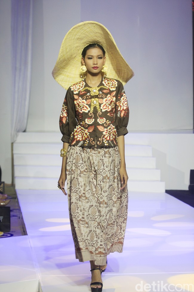 Inilah koleksi busana kolaborasi Roemah Kebaya Vielga dengan Batik Minang di Jakarta Fashion Trend 2023. Foto: Mohamamd Abduh/Wolipop.