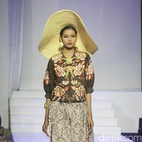 Inilah koleksi busana kolaborasi Roemah Kebaya Vielga dengan Batik Minang di Jakarta Fashion Trend 2023. Foto: Mohamamd Abduh/Wolipop.