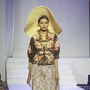 6 Foto Keindahan Busana dari Batik Minang di Jakarta Fashion Trend 2023