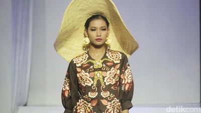 6 Foto Keindahan Busana dari Batik Minang di Jakarta Fashion Trend 2023