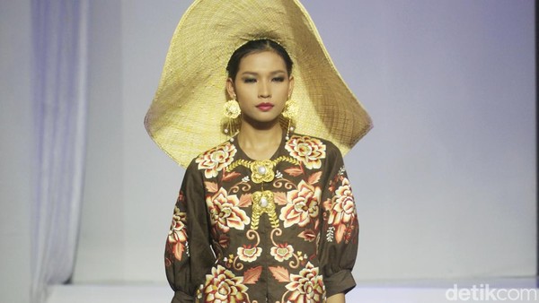 6 Foto Keindahan Busana dari Batik Minang di Jakarta Fashion Trend 2023