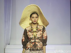 6 Foto Keindahan Busana dari Batik Minang di Jakarta Fashion Trend 2023