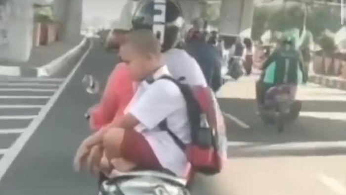 Viral aksi bocah di Makassar duduk bersila saat dibonceng motor.