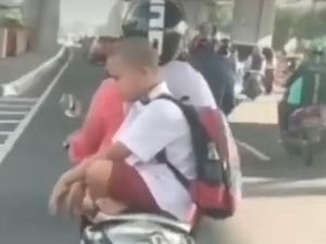 Respons Disdik Makassar soal Bocah SD Duduk Bersila saat Dibonceng