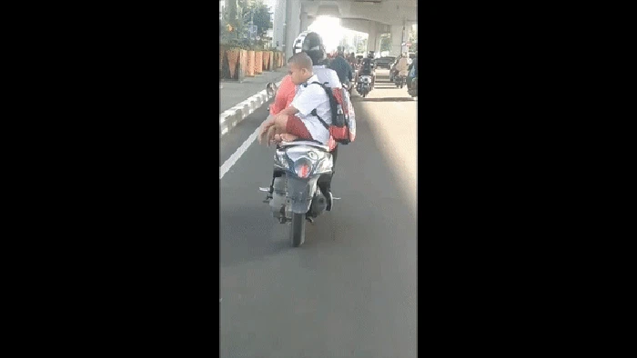 Viral bocah di Makassar duduk bersila saat dibonceng.