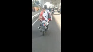 Viral Bocah di Makassar Duduk Bersila saat Dibonceng, Polisi Selidiki