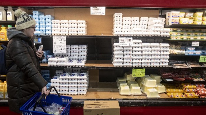 Waduh! Harga Telur di Amerika Serikat Naik 81% Harga telur di Amerika Serikat 81% dalam 12 minggu terakhir tahun ini. Hal ini disebabkan karena adanya wabah burung dan melonjaknya biaya pakan.