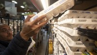 Dalam beberapa pekan terakhir, harga telur meroket tajam hingga 81%.
