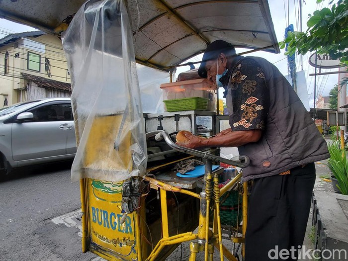 Wahadi (81), penjual burger di Jalan Kaliurang, Sleman, Rabu (18/1/2023).
