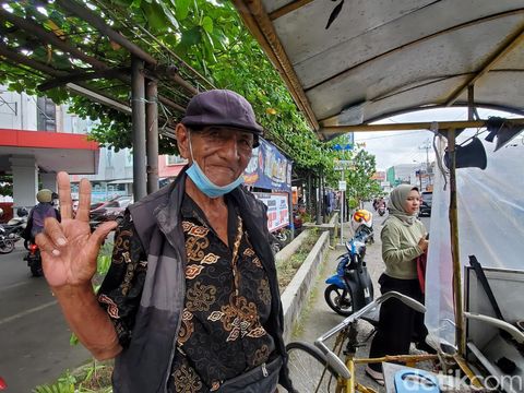 Wahadi (81), penjual burger di Jalan Kaliurang, Sleman, Rabu (18/1/2023).