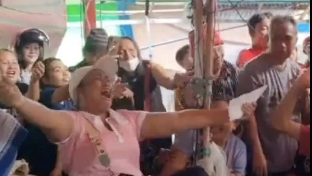 Histeris! Wanita Ini Teriak-Angkat Tangan Saat Jokowi ke Pasar di Manado