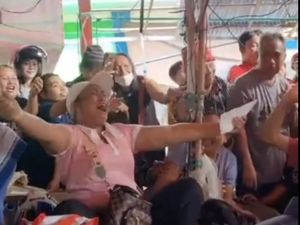 Histeris! Wanita Ini Teriak-Angkat Tangan Saat Jokowi ke Pasar di Manado