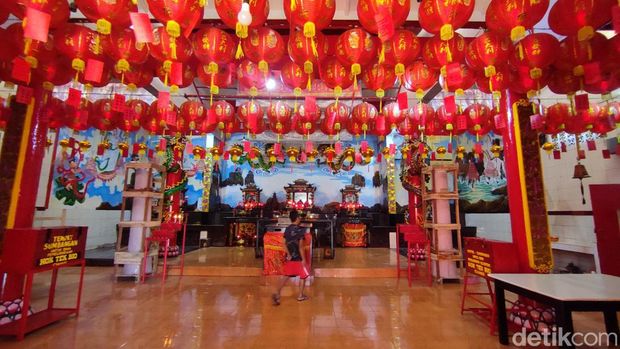 Warga muslim penjaga kelenteng sedang mempersiapkan lampion untuk dipasang di Kelenteng Hok Tek Bio.