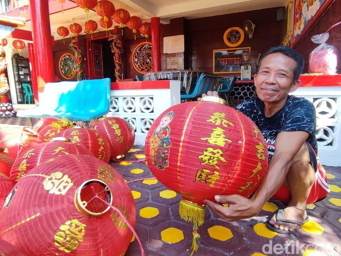 Warga muslim penjaga kelenteng sedang mempersiapkan lampion untuk dipasang di Kelenteng Hok Tek Bio.