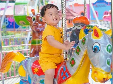 Di Kabupaten Kediri ada tempat wisata yang ramah anak dan cocok untuk wisata keluarga. Namanya Wisata Dunia Candy.