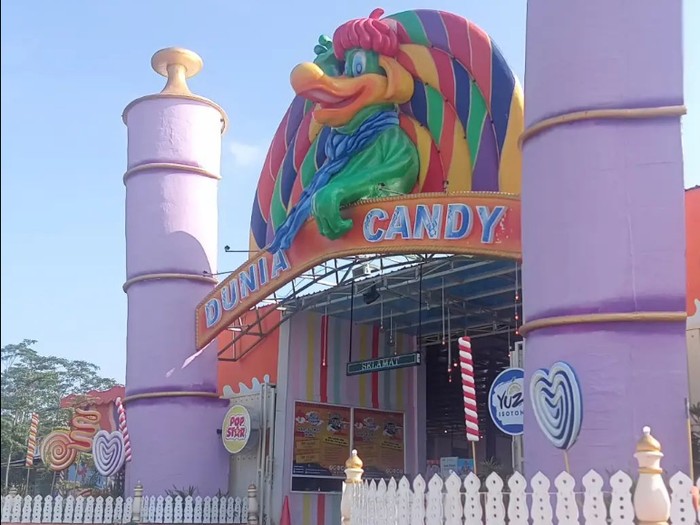 Di Kabupaten Kediri ada tempat wisata yang ramah anak dan cocok untuk wisata keluarga. Namanya Wisata Dunia Candy.