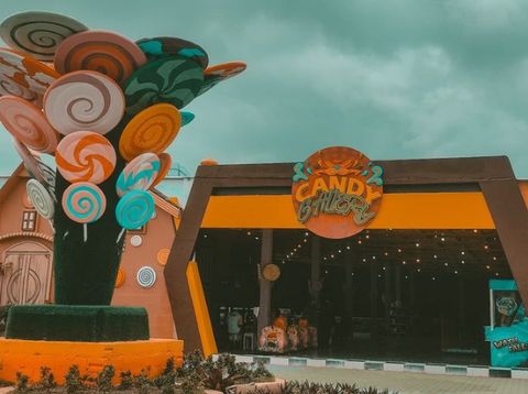 Di Kabupaten Kediri ada tempat wisata yang ramah anak dan cocok untuk wisata keluarga. Namanya Wisata Dunia Candy.