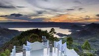 Rest area yang terdapat di Menara Pandang Tele ini bisa dibilang cukup unik karena hampir keseluruhan dindingnya terbuat dari kaca transparan sehingga wisatawan bisa melihat pemandangan Danau Toba secara langsung dari dalam ruangan.