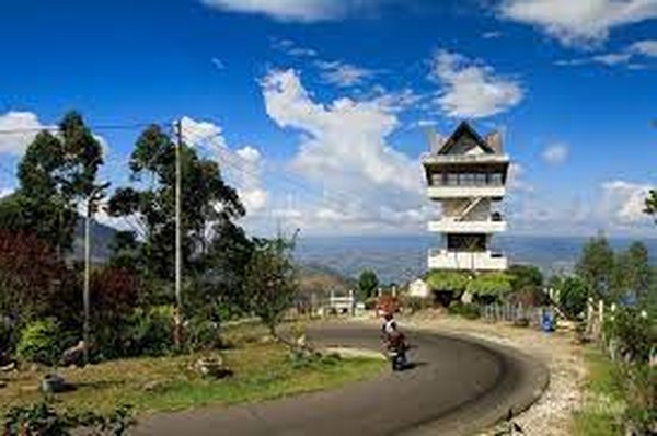 Menara Pandang Tele ini sering kali disebut sebagai puncak terbaik jika wisatawan ingin menikmati keindahan Danau Toba secara keseluruhan.