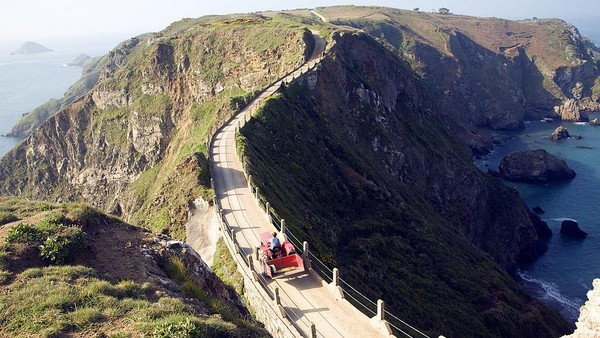 Kedua Pulau Sark di Guernsey. Sark adalah sebuah pulau kecil di Kepulauan Channel, Bailiwick of Guernsey. Lebih tepatnya, pulau ini terletak di barat daya Selat Inggris dan lepas pantai Prancis, Normandia. Pulau ini memberi kesempatan pada wisatawan untuk melihat lanskap alam nan cantik. Pulau ini tidak memperbolehkan penggunaan mobil. (Geography Photos/Getty Images) Kedua Pulau Sark di Guernsey. Sark adalah sebuah pulau kecil di Kepulauan Channel, Bailiwick of Guernsey. Lebih tepatnya, pulau ini terletak di barat daya Selat Inggris dan lepas pantai Prancis, Normandia. Pulau ini memberi kesempatan pada wisatawan untuk melihat lanskap alam nan cantik. Pulau ini tidak memperbolehkan penggunaan mobil. (Geography Photos/Getty Images)