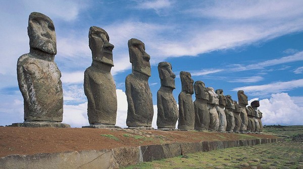 Selanjutnya Pulau Paskah, Chile. Easter Island atau Pulau Paskah di Chile, menjadi salah satu tempat terpencil di dunia. Meski begitu, kunjungan wisatawan ke destinasi ini sudah tertolong dengan adanya bandara internasional. (De Agostini/Getty Images)