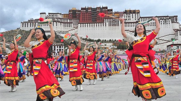 Kemudian ada Lhasa, China. Sulitnya menjangkau Lhasa, tergantung pada suasana hati pemerintah China. Secara bergantian pemerintah Negeri Tirai Bambu itu mempromosikan pariwisata Lhasa di Tibet dan larangan pada wisatawan asing ke wilayah yang diperebutkan. (Teh Eng Koon/AFP via Getty Images)