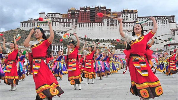 Kemudian ada Lhasa, China. Sulitnya menjangkau Lhasa, tergantung pada suasana hati pemerintah China. Secara bergantian pemerintah Negeri Tirai Bambu itu mempromosikan pariwisata Lhasa di Tibet dan larangan pada wisatawan asing ke wilayah yang diperebutkan. (Teh Eng Koon/AFP via Getty Images) Kemudian ada Lhasa, China. Sulitnya menjangkau Lhasa, tergantung pada suasana hati pemerintah China. Secara bergantian pemerintah Negeri Tirai Bambu itu mempromosikan pariwisata Lhasa di Tibet dan larangan pada wisatawan asing ke wilayah yang diperebutkan. (Teh Eng Koon/AFP via Getty Images)