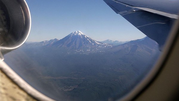 Selanjutnya Klyuchevskoy Nature Park, Rusia. Terletak di Semenanjung Kamchatka, Klyuchevskoy Nature Park punya Gunung Berapi Klyuchevskoy. Puncak gunung berapi ini pun dilirik sebagai Situs Warisan Dunia UNESCO. Daerah ini masih dihuni oleh hewan liar, seperti serigala dan kawanan domba. Banyak turis yang mendatangi perbatasan untuk mendaki ke daerah pegunungan Klyuchevskoy. (Tatyana Makeyeva/AFP via Getty Images) Selanjutnya Klyuchevskoy Nature Park, Rusia. Terletak di Semenanjung Kamchatka, Klyuchevskoy Nature Park punya Gunung Berapi Klyuchevskoy. Puncak gunung berapi ini pun dilirik sebagai Situs Warisan Dunia UNESCO. Daerah ini masih dihuni oleh hewan liar, seperti serigala dan kawanan domba. Banyak turis yang mendatangi perbatasan untuk mendaki ke daerah pegunungan Klyuchevskoy. (Tatyana Makeyeva/AFP via Getty Images)