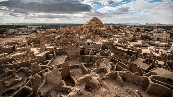Pertama ada Siwa di Mesir. Berada di tengah Gurun Sahara, Siwa berada di dekat perbatasan Libya atau sekitar 340 km ke sebelah barat Kairo. Kota ini sulit untuk dijangkau. Untuk sampai di sana membawa mobil pribadi atau menyewa adalah pilihan yang tepat. (Khaled Desouki/AFP via Getty Images) Pertama ada Siwa di Mesir. Berada di tengah Gurun Sahara, Siwa berada di dekat perbatasan Libya atau sekitar 340 km ke sebelah barat Kairo. Kota ini sulit untuk dijangkau. Untuk sampai di sana membawa mobil pribadi atau menyewa adalah pilihan yang tepat. (Khaled Desouki/AFP via Getty Images)