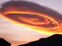 Penampakan Fenomena Langka Awan Mirip UFO