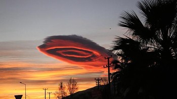 Menurut informasi yang dibagikan badan meteorologi setempat, formasi mirip piring terbang berwarna-warni itu adalah awan lenticular. Foto: Anadolu Agency via Getty Images/Anadolu Agency