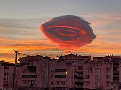 Penampakan Fenomena Langka Awan Mirip UFO