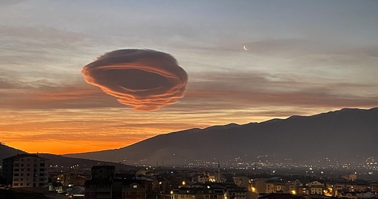 1246345642 BURSA, TURKIYE - JANUARY 19: Lenticular clouds appear over Turkiyes Bursa province on January 19, 2023. (Photo by Mustafa Bikec/Anadolu Agency via Getty Images)