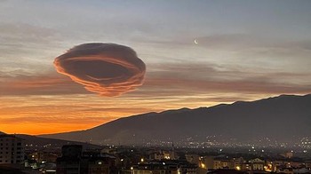 Pemandangan langka awan mirip UFO ini membuat warga takjub. Mereka tentu saja tak melewatkan kesempatan untuk memotret dan merekamnya dengan ponsel mereka. Foto: Anadolu Agency via Getty Images/Anadolu Agency