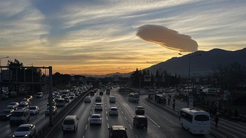 Awan dilaporkan tampak utuh selama sekitar satu jam sebelumnya akhirnya menghilang dengan sendirinya. Foto: Anadolu Agency via Getty Images/Anadolu Agency