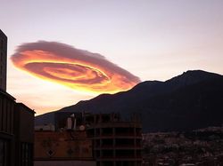 Penampakan Fenomena Langka Awan Mirip UFO