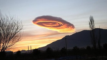 Awan menyerupai UFO itu terlihat Kamis (19/1) pagi waktu setempat, di provinsi barat laut Bursa. Foto: Anadolu Agency via Getty Images/Anadolu Agency