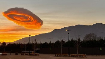 Awan itu berubah warna dari oranye, kemudian merah muda, lalu menjadi kuning saat Matahari terbit melewatinya. Foto: Anadolu Agency via Getty Images/Anadolu Agency